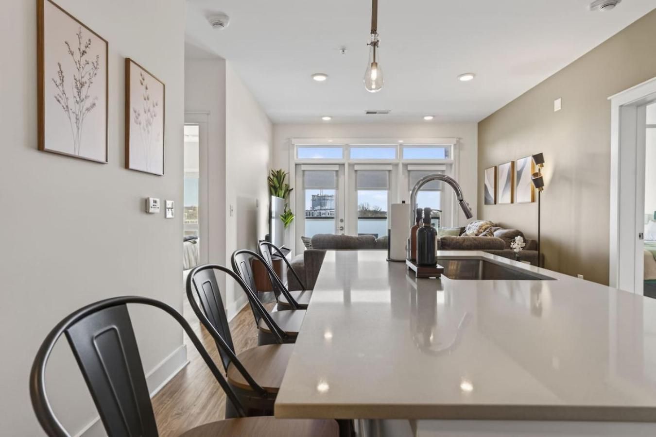 Queen Breeze - Parking, Pool, Walkable * Charlotte
