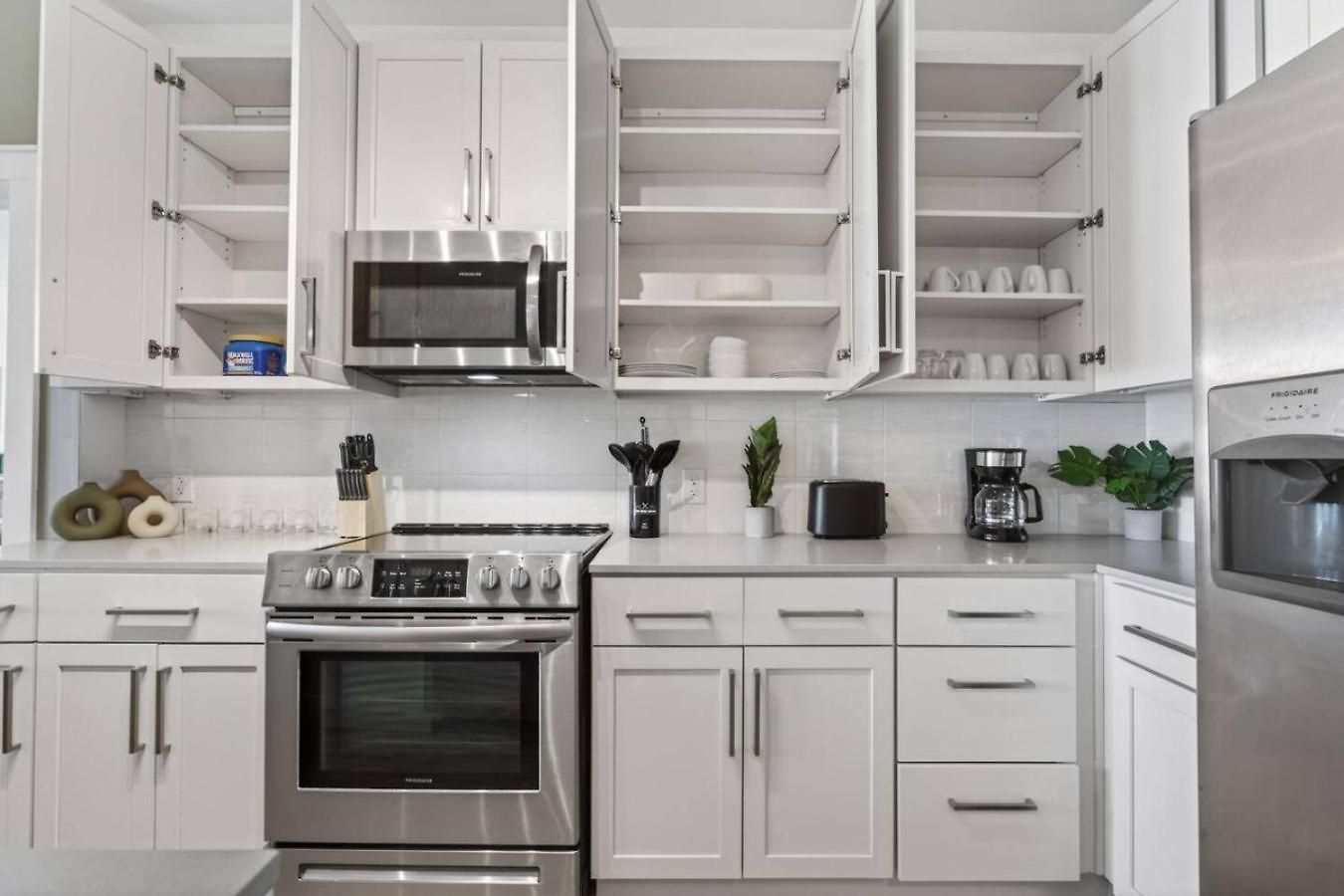 Apartment Queen Breeze - Parking, Pool, Walkable *