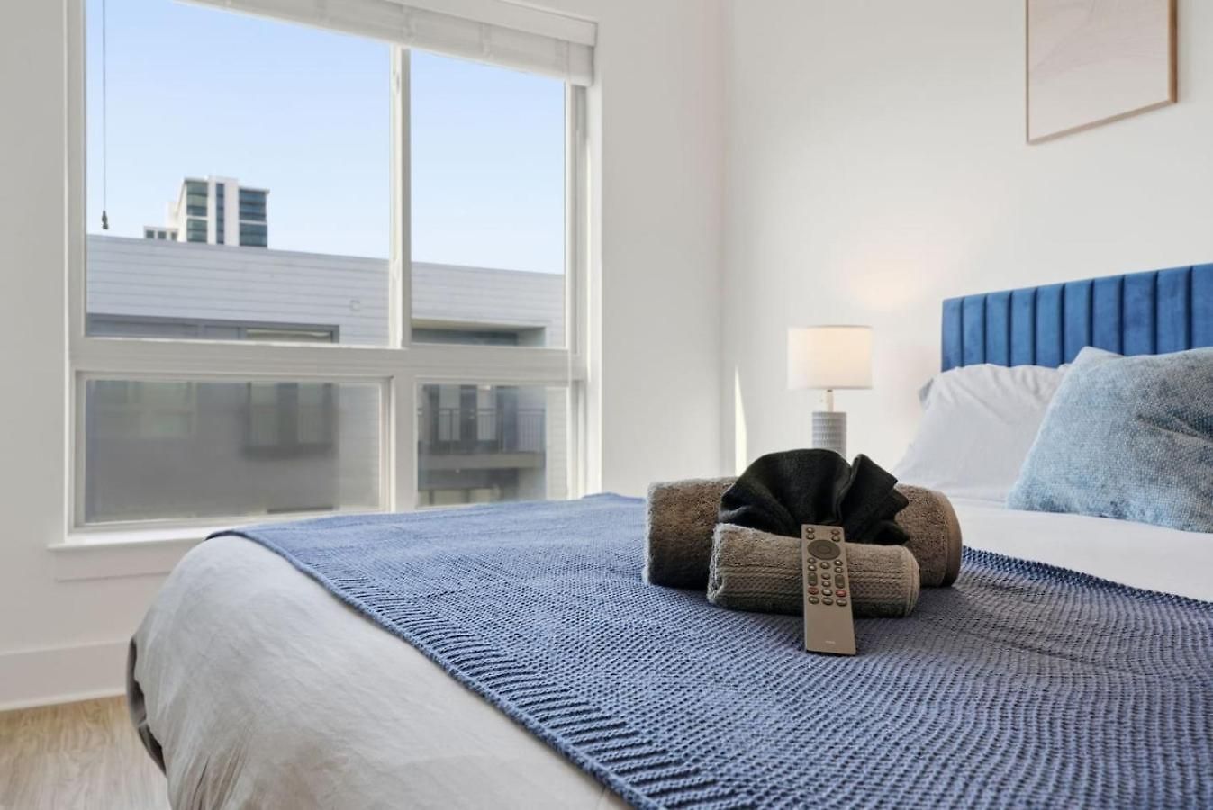 Skyline Retreat - Free Parking, Pool, Balcony Charlotte
