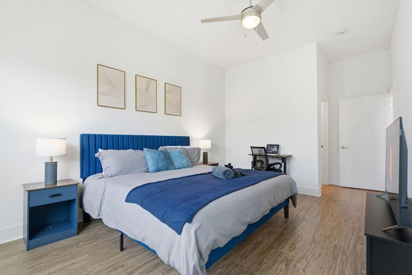 Skyline Retreat - Free Parking, Pool, Balcony Apartment