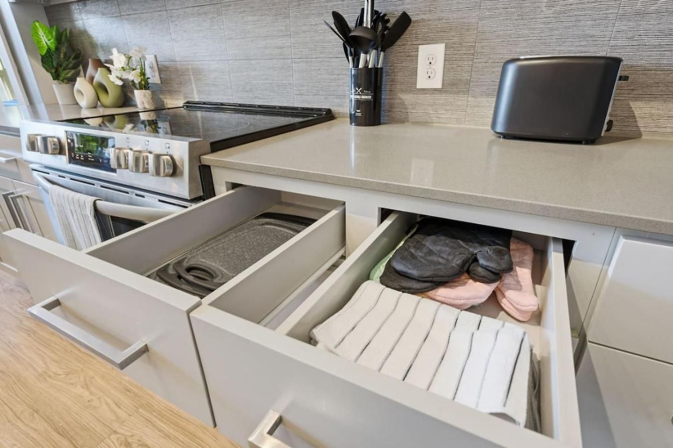 Apartment Skyline Retreat - Free Parking, Pool, Balcony