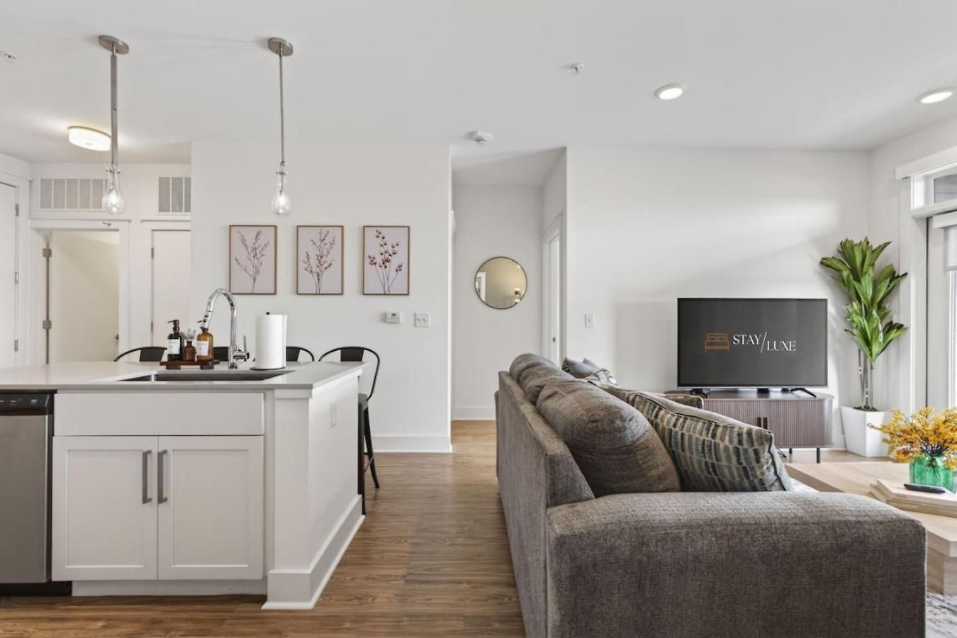 Queen Breeze - Parking, Pool, Walkable Charlotte