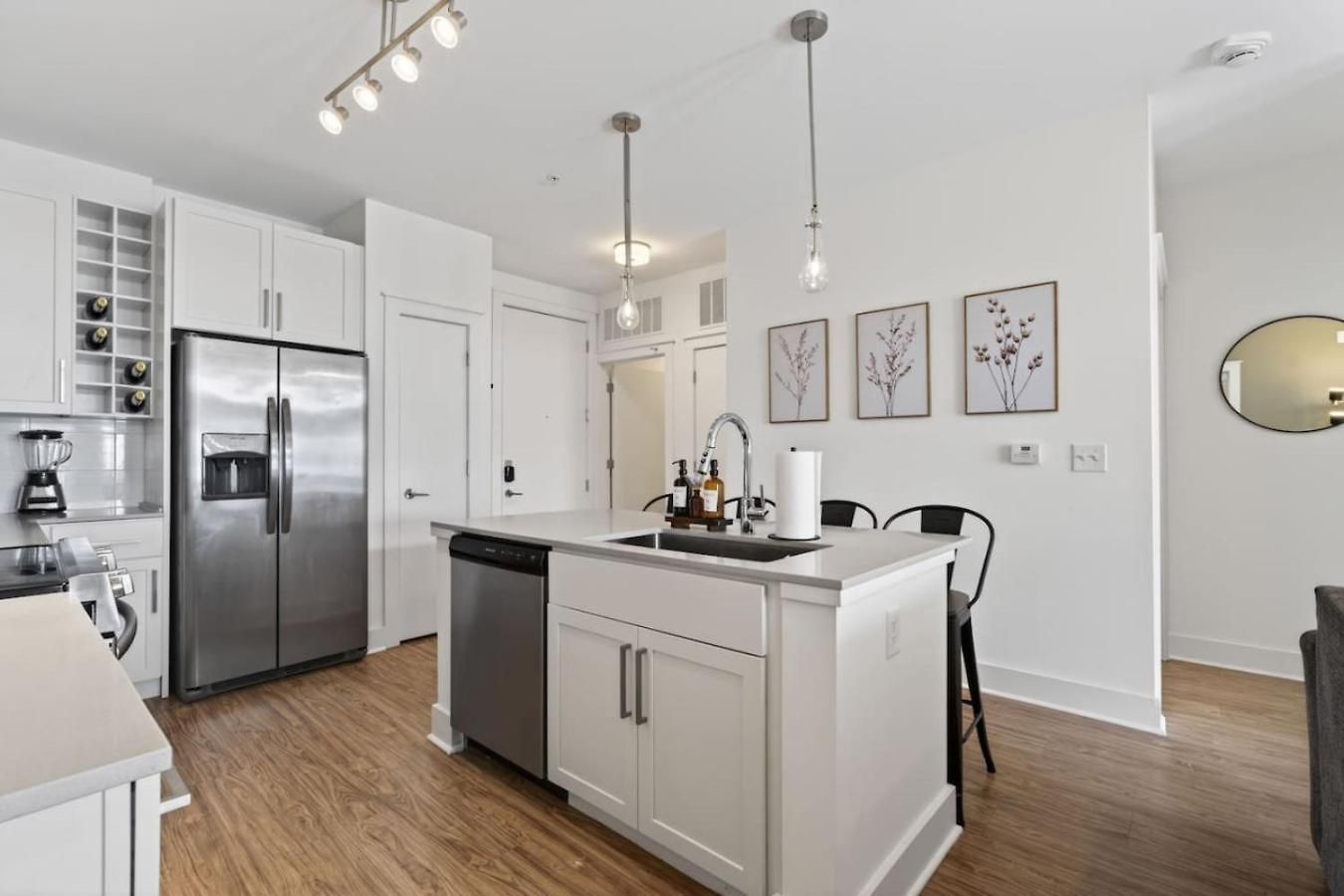Queen Breeze - Parking, Pool, Walkable Apartment