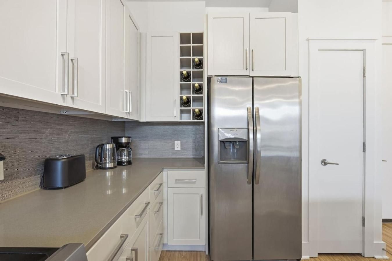 Apartment Skyline Retreat - Free Parking, Pool, Balcony