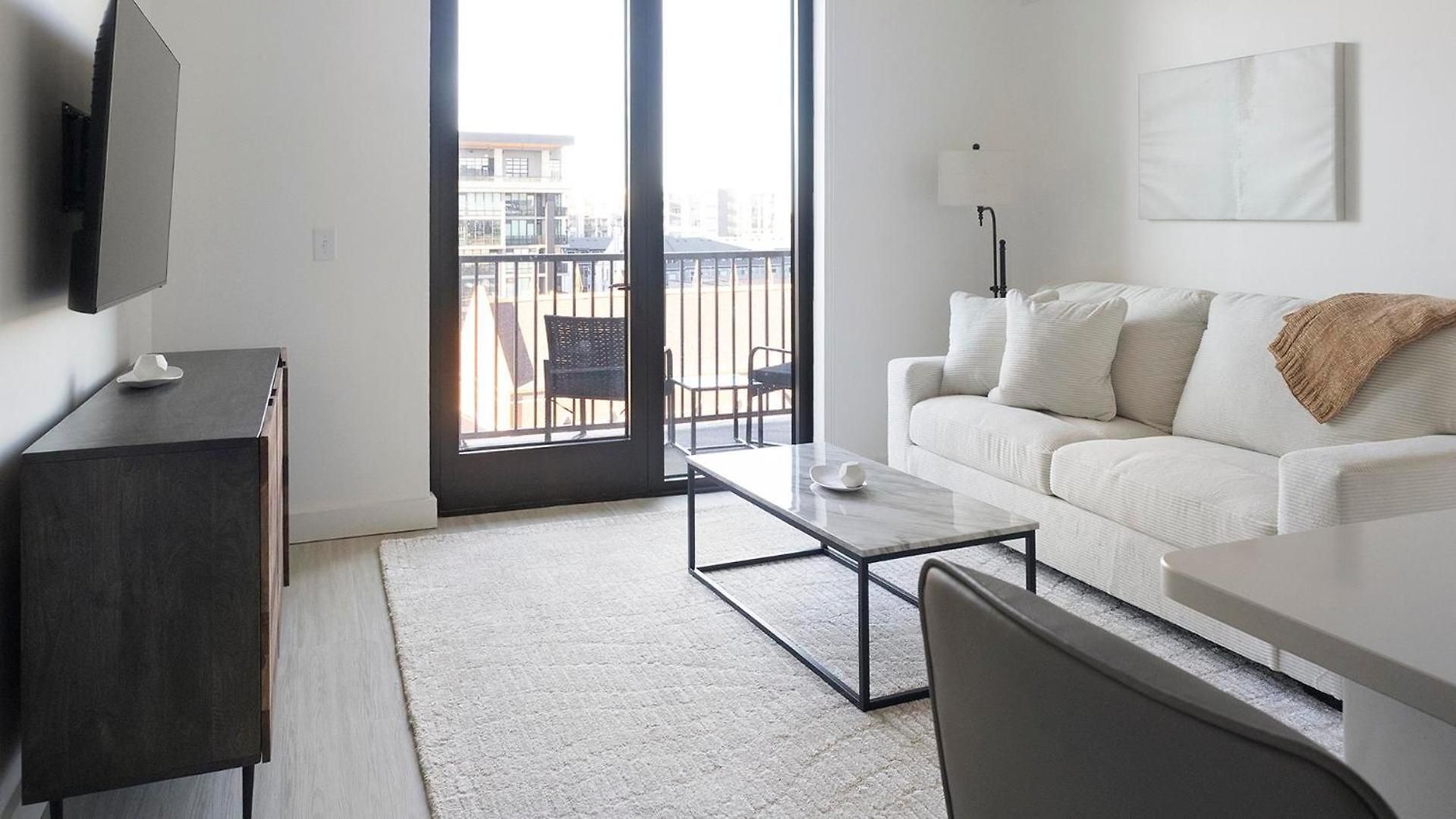 Landing - Bond On Mint Apartment *