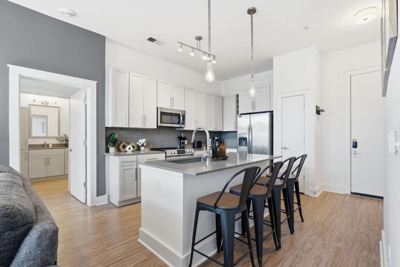 Skyline Retreat - Free Parking, Pool, Balcony