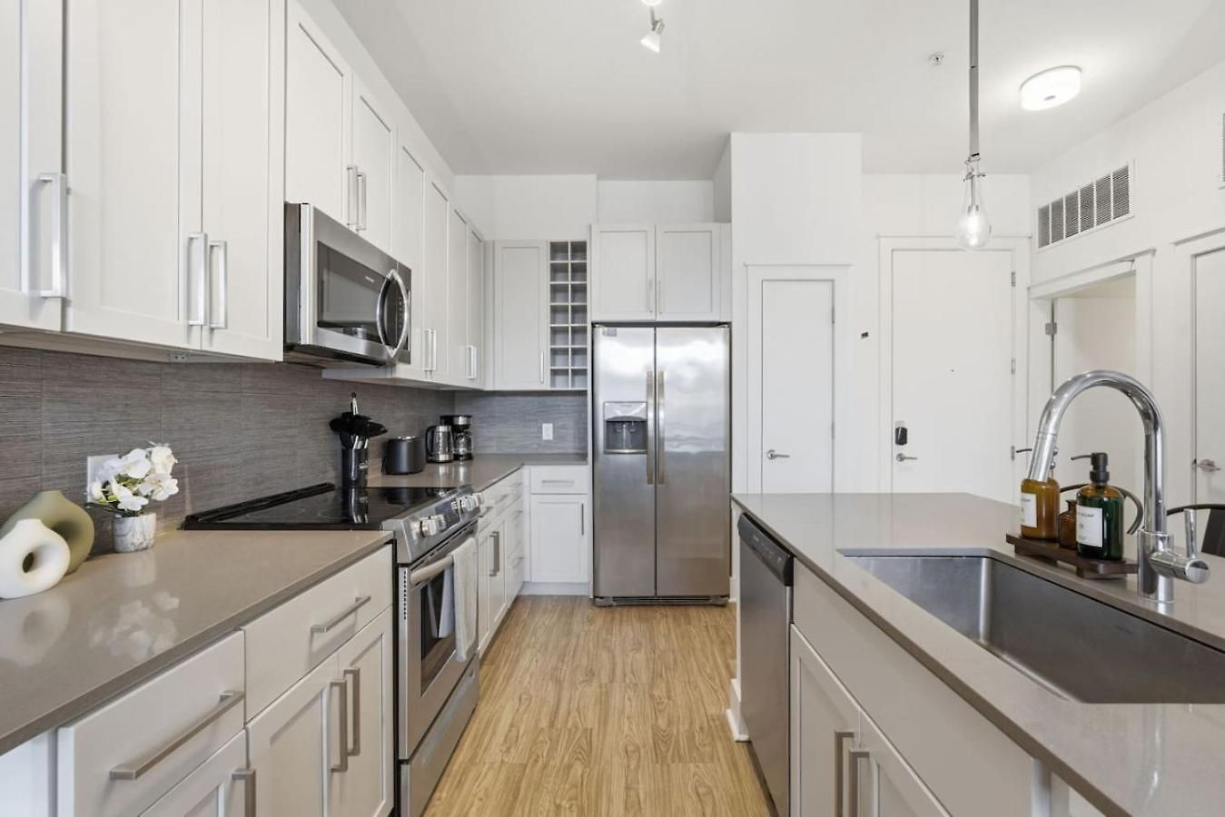 Skyline Retreat - Free Parking, Pool, Balcony Apartment