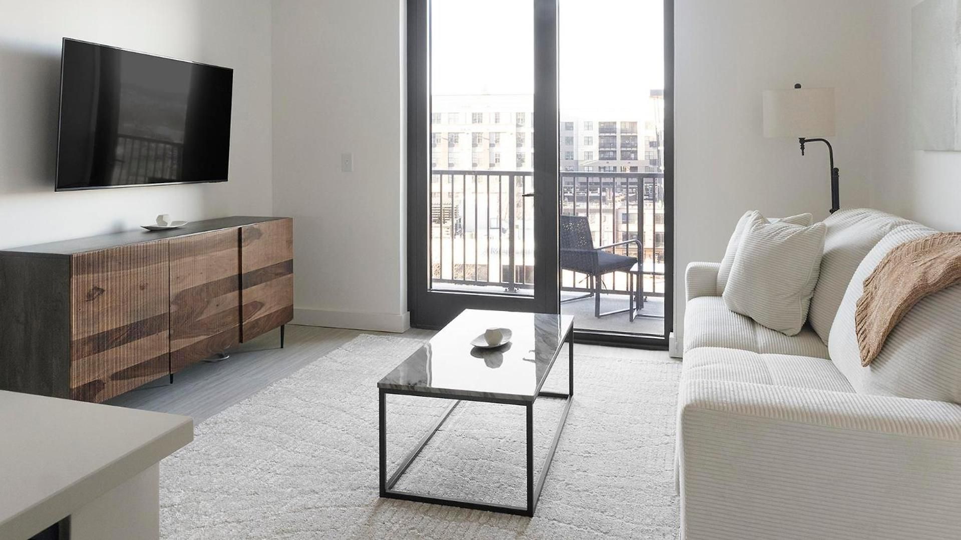 Landing - Bond On Mint Apartment *