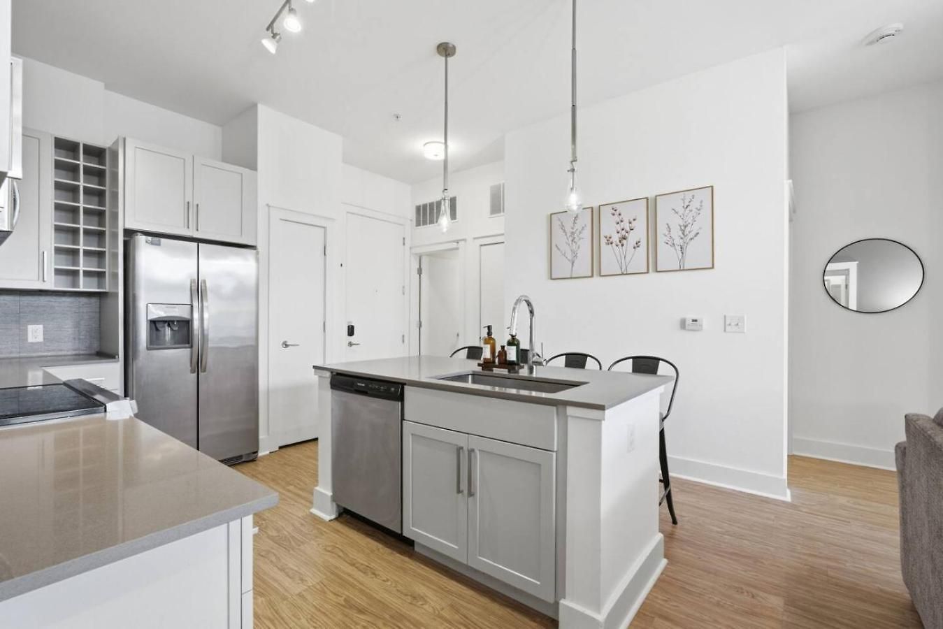 Skyline Retreat - Free Parking, Pool, Balcony * Charlotte