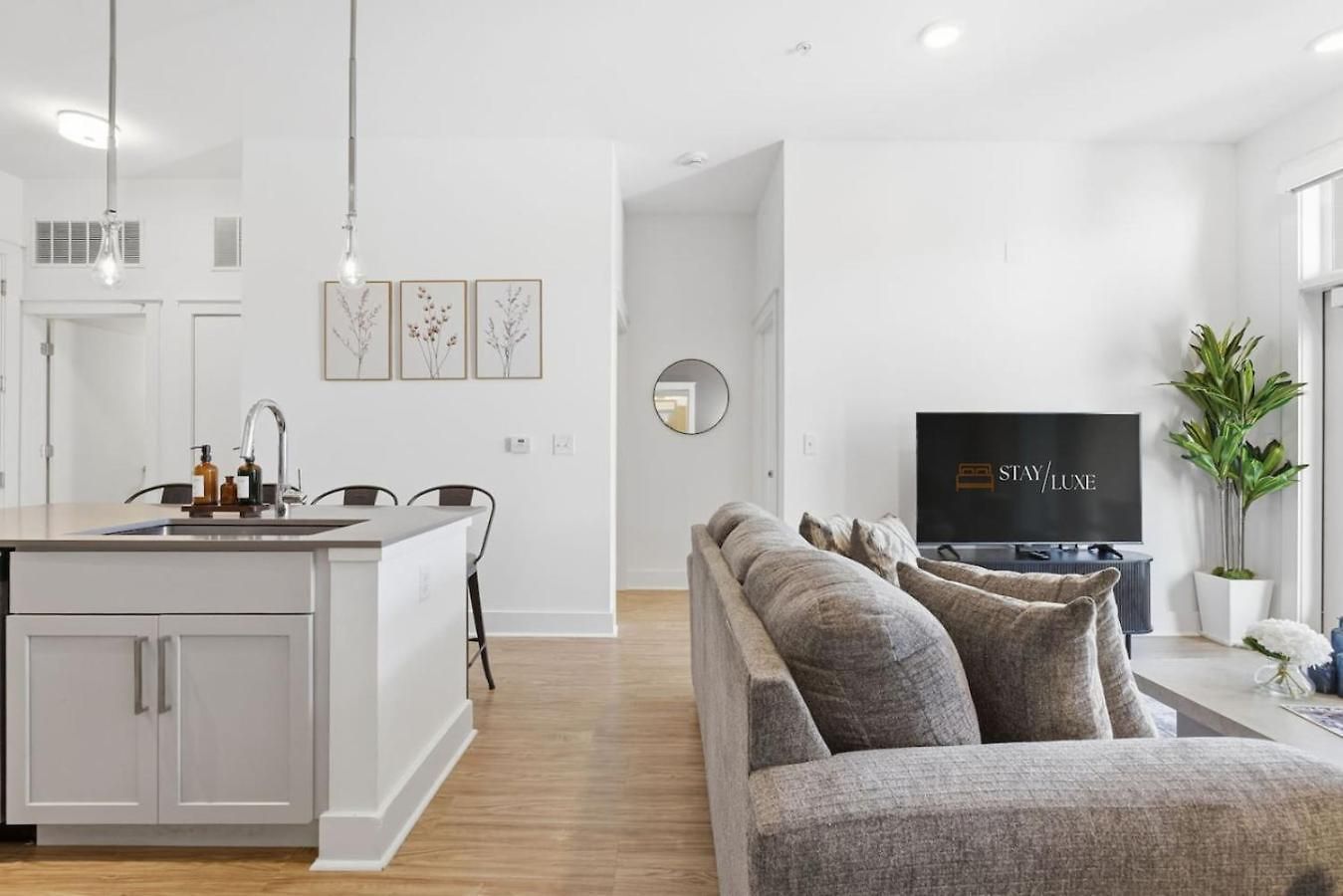 Apartment Skyline Retreat - Free Parking, Pool, Balcony Charlotte