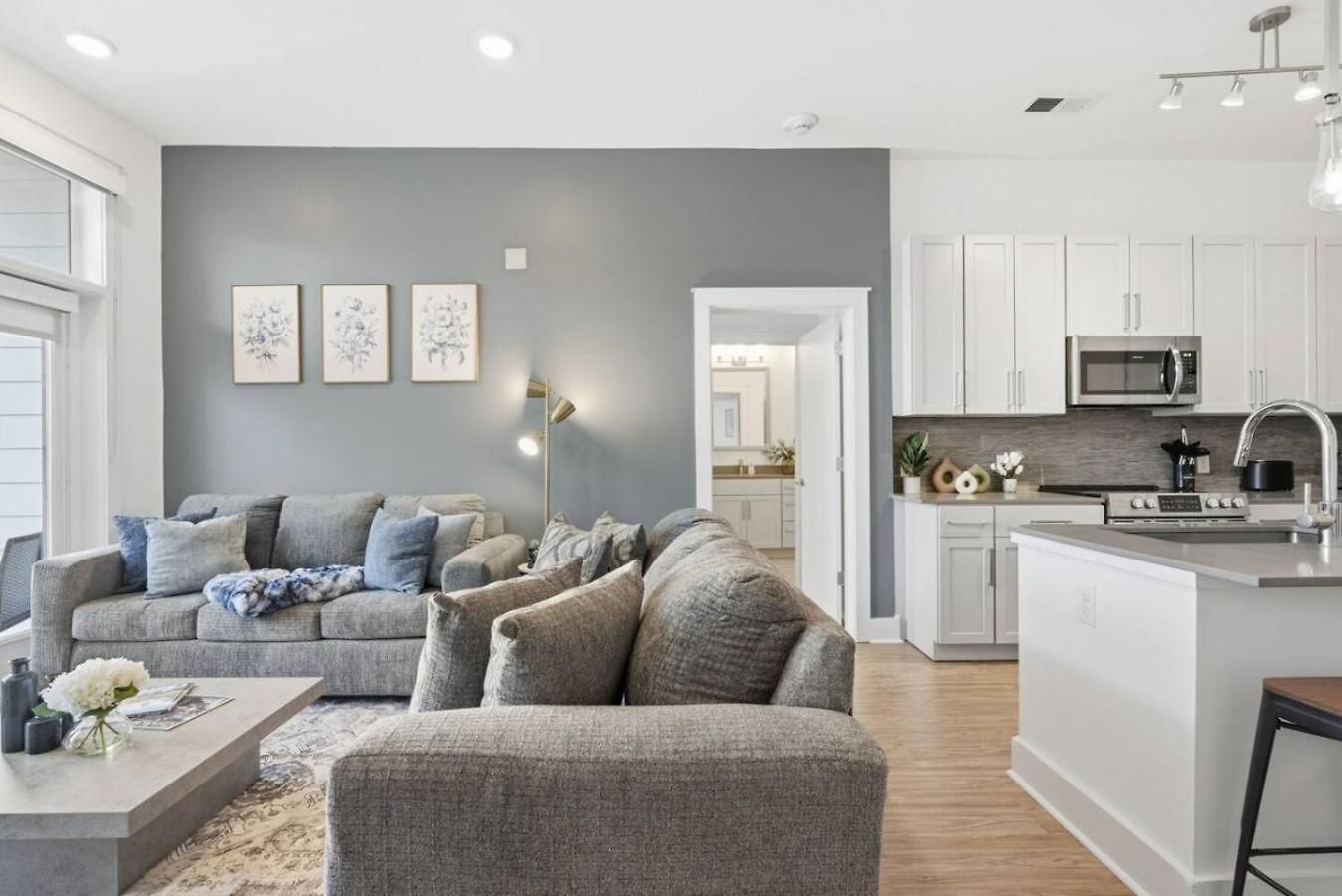 Skyline Retreat - Free Parking, Pool, Balcony