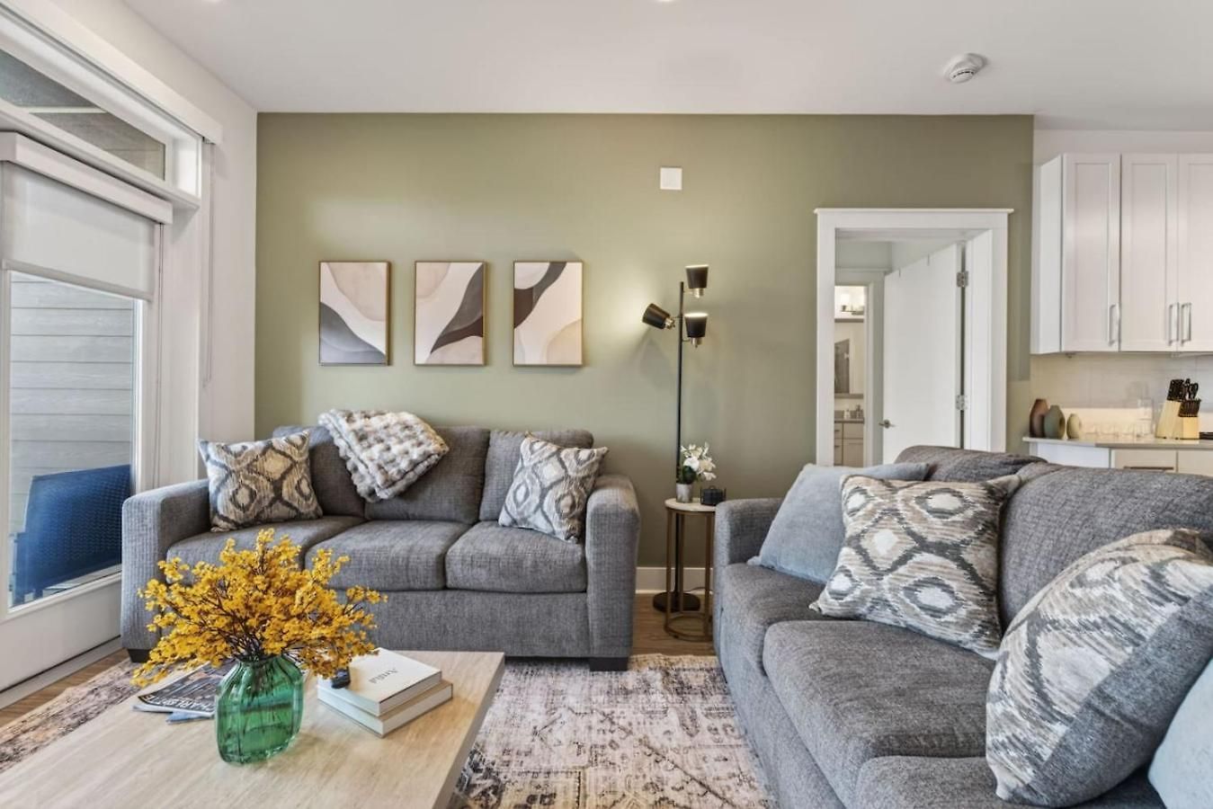 Apartment Queen Breeze - Parking, Pool, Walkable *