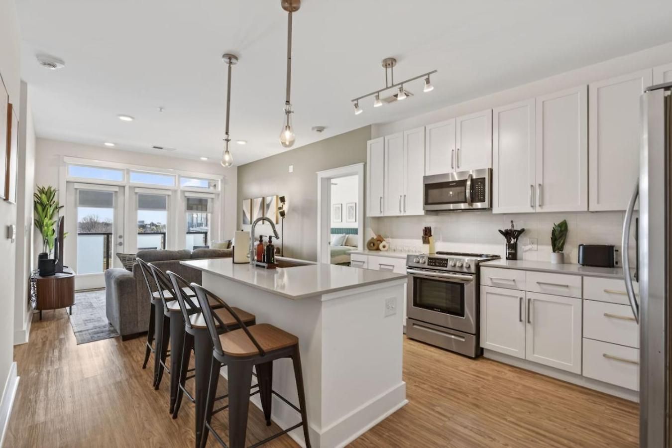 Queen Breeze - Parking, Pool, Walkable *