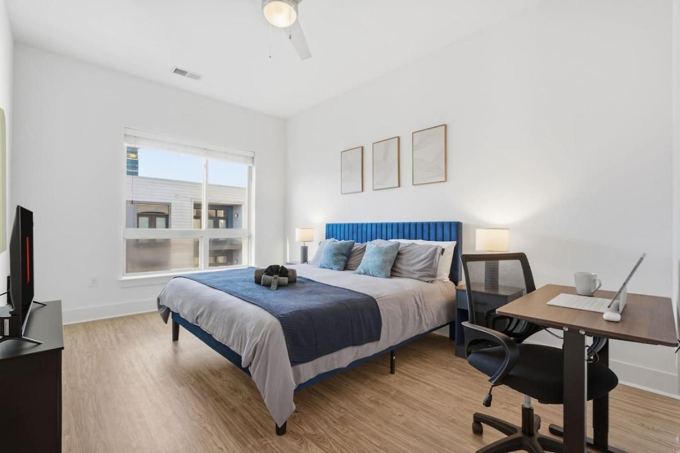 Skyline Retreat - Free Parking, Pool, Balcony Apartment *