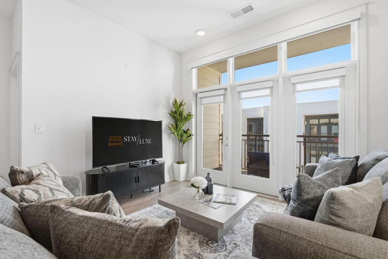Skyline Retreat - Free Parking, Pool, Balcony Apartment *