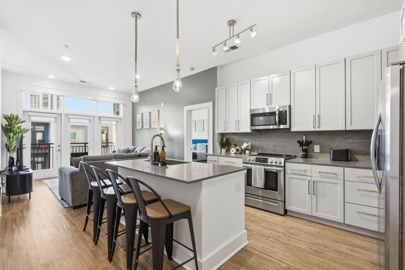 Skyline Retreat - Free Parking, Pool, Balcony Apartment *