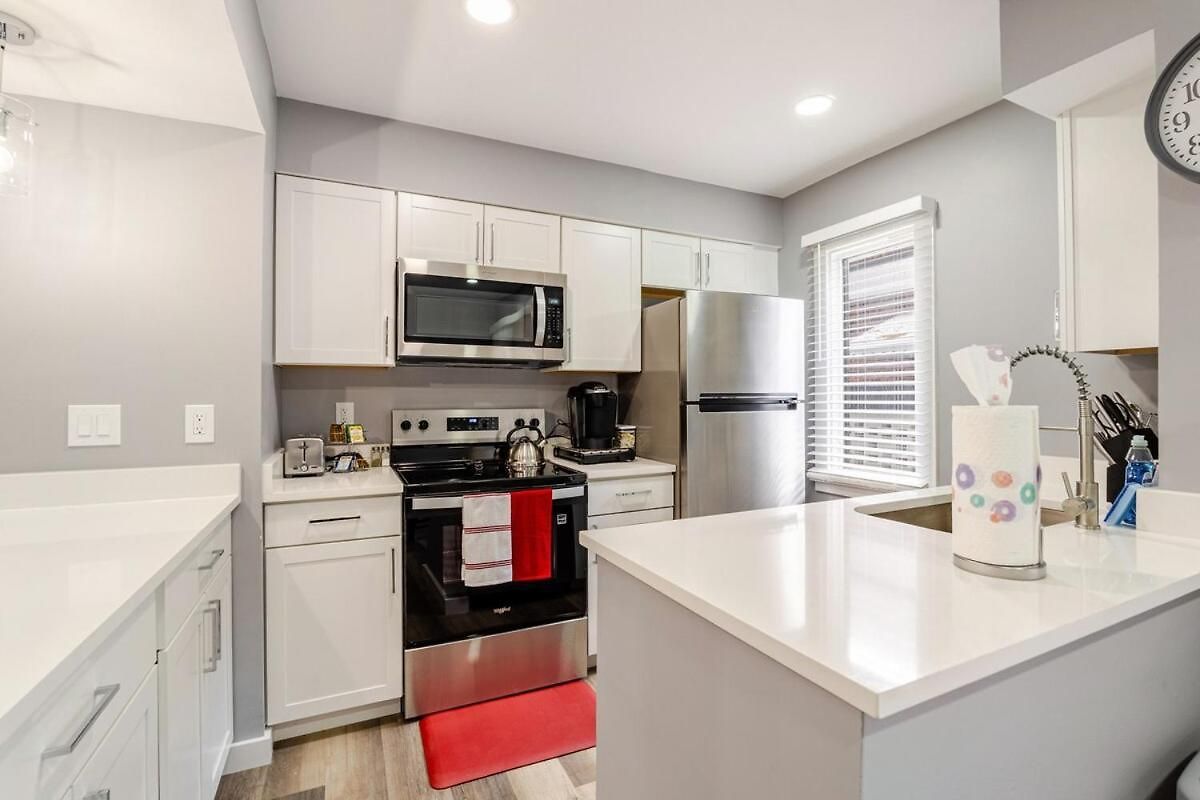 Spacious 2br 2ba Steps From Hospitals And Uptown Minimum 15 Days Or *