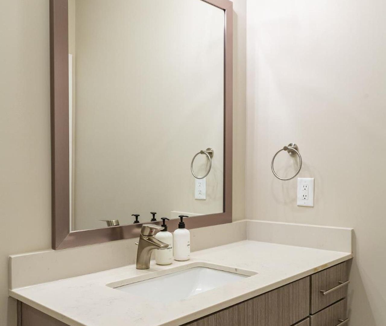 Kasa Freemorewest Charlotte