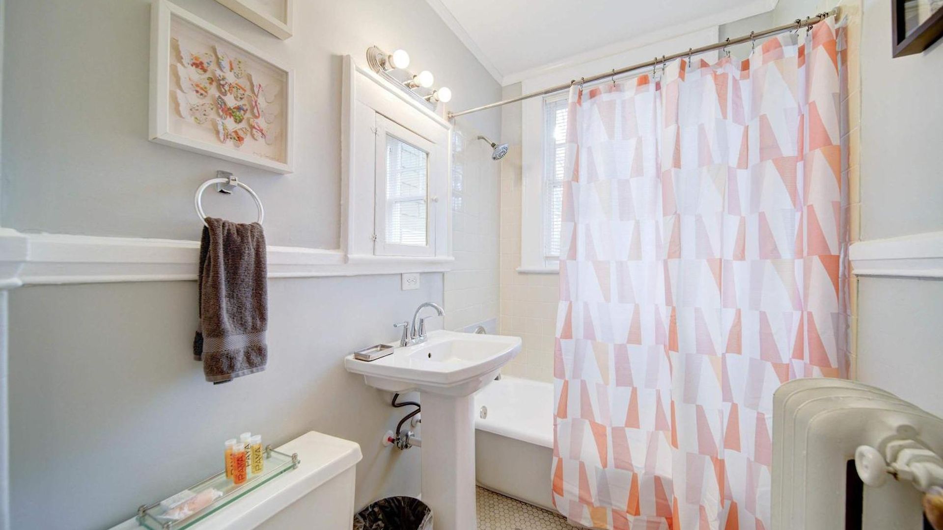 Holiday home Elegant And Colorful 1br With Covered Porch
