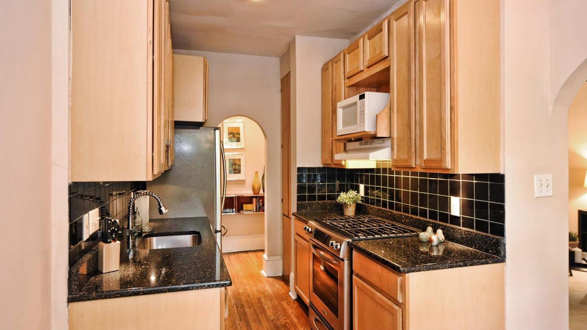 Contemporary 2br In Myers Park With Screened Porch Holiday home