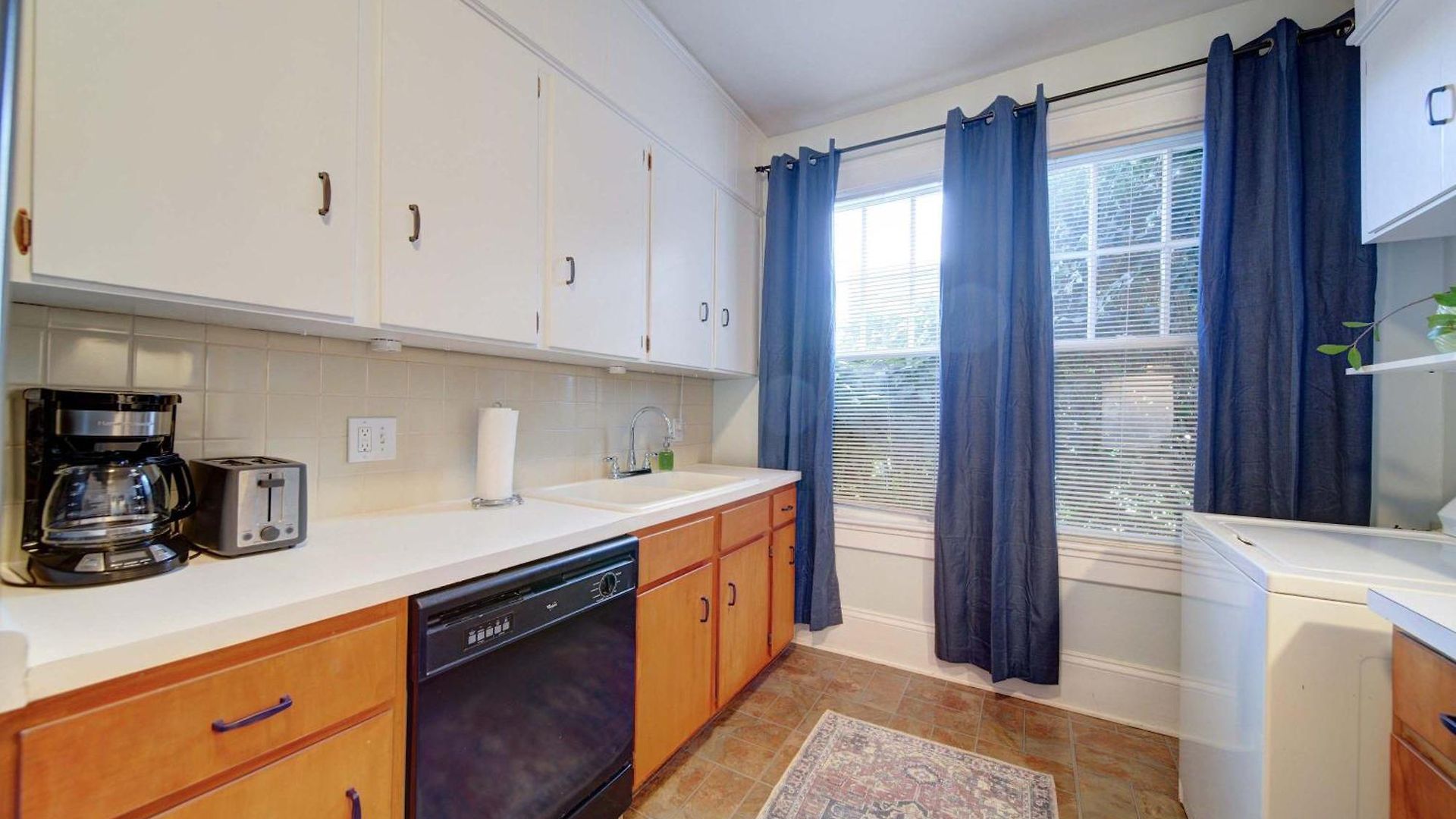 Elegant And Colorful 1br With Covered Porch