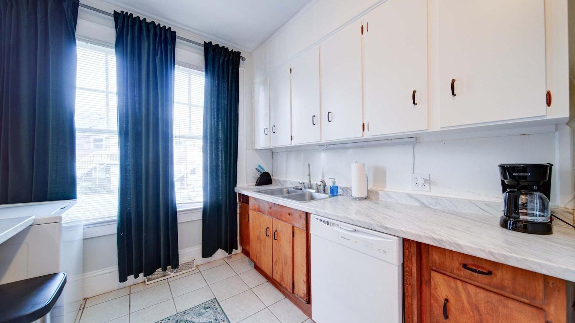 Retro 1br In Elizabeth With Porch & Eclectic Design
