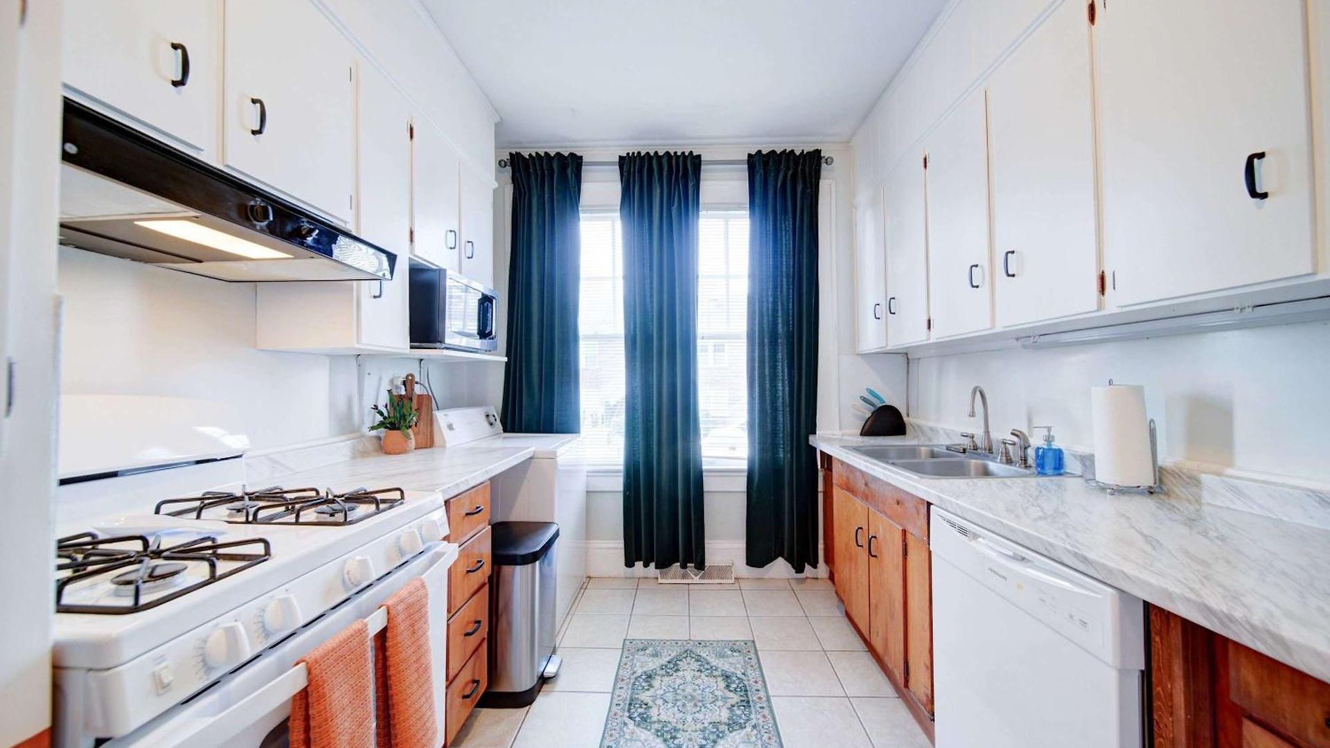 Holiday home Retro 1br In Elizabeth With Porch & Eclectic Design *