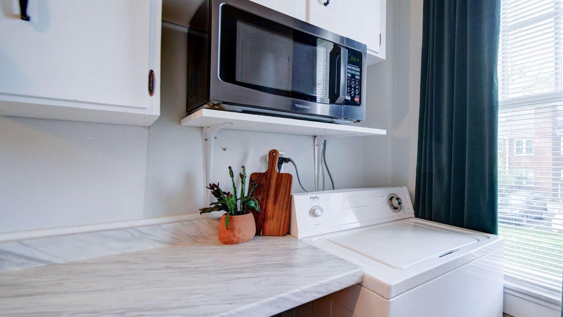 Retro 1br In Elizabeth With Porch & Eclectic Design *