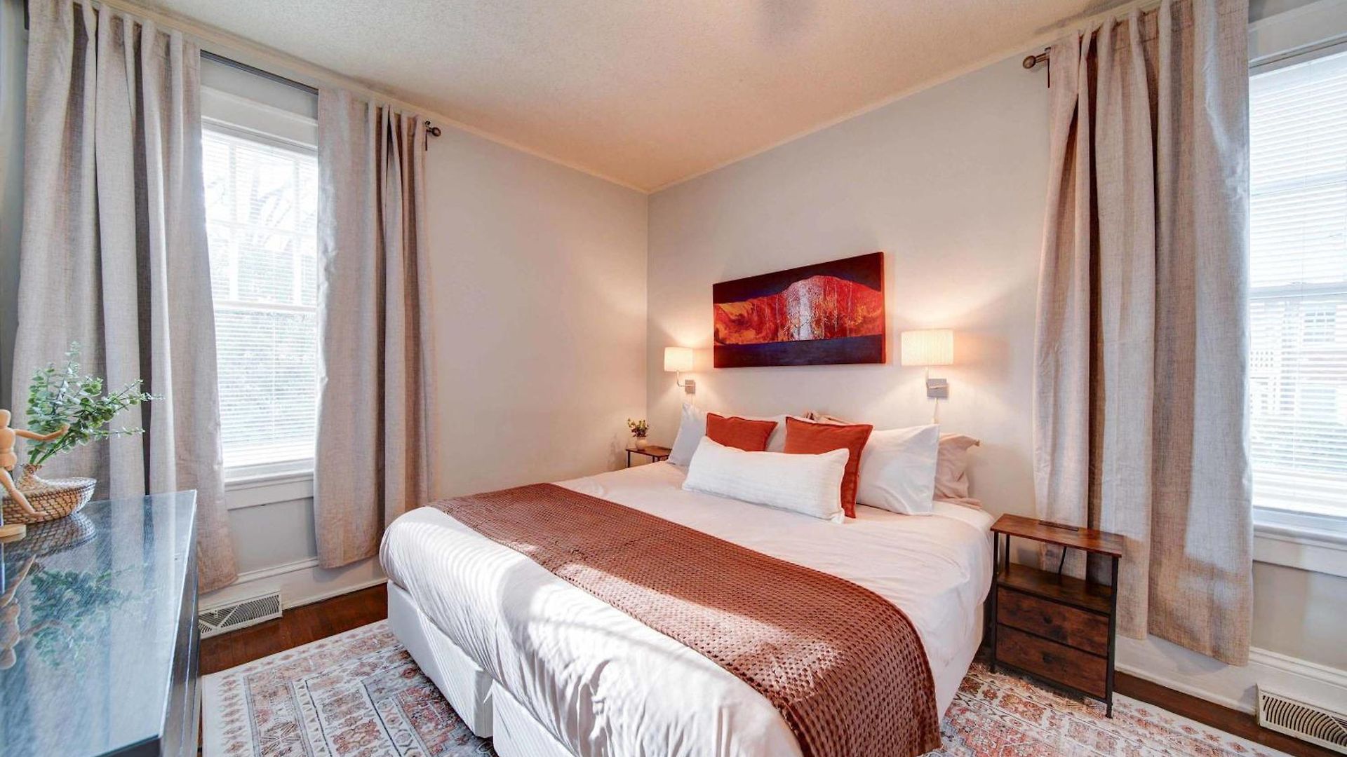 Holiday home Retro 1br In Elizabeth With Porch & Eclectic Design *