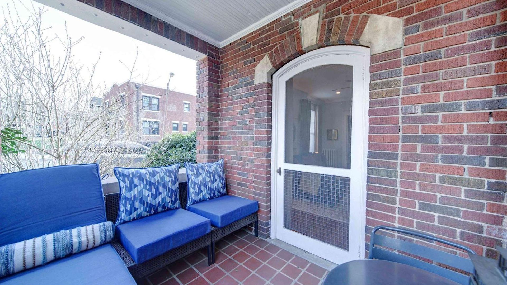 Elegant And Colorful 1br With Covered Porch Holiday home