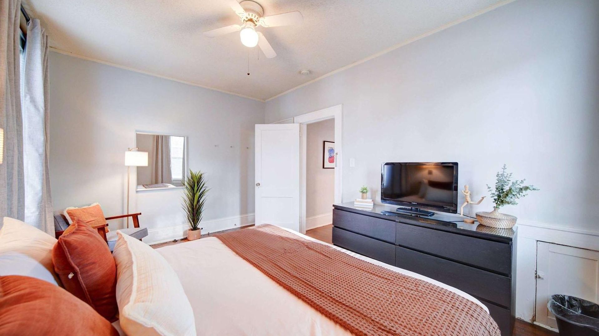 Retro 1br In Elizabeth With Porch & Eclectic Design