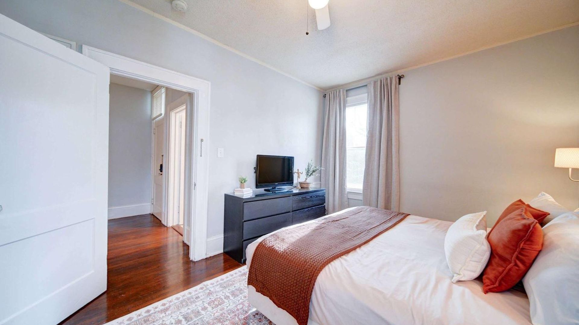 Retro 1br In Elizabeth With Porch & Eclectic Design Holiday home Charlotte