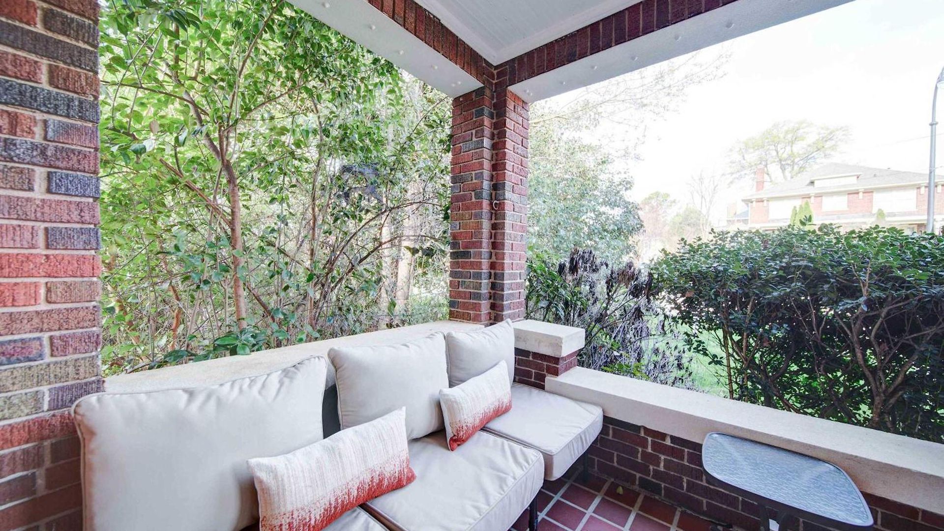 Holiday home Retro 1br In Elizabeth With Porch & Eclectic Design *