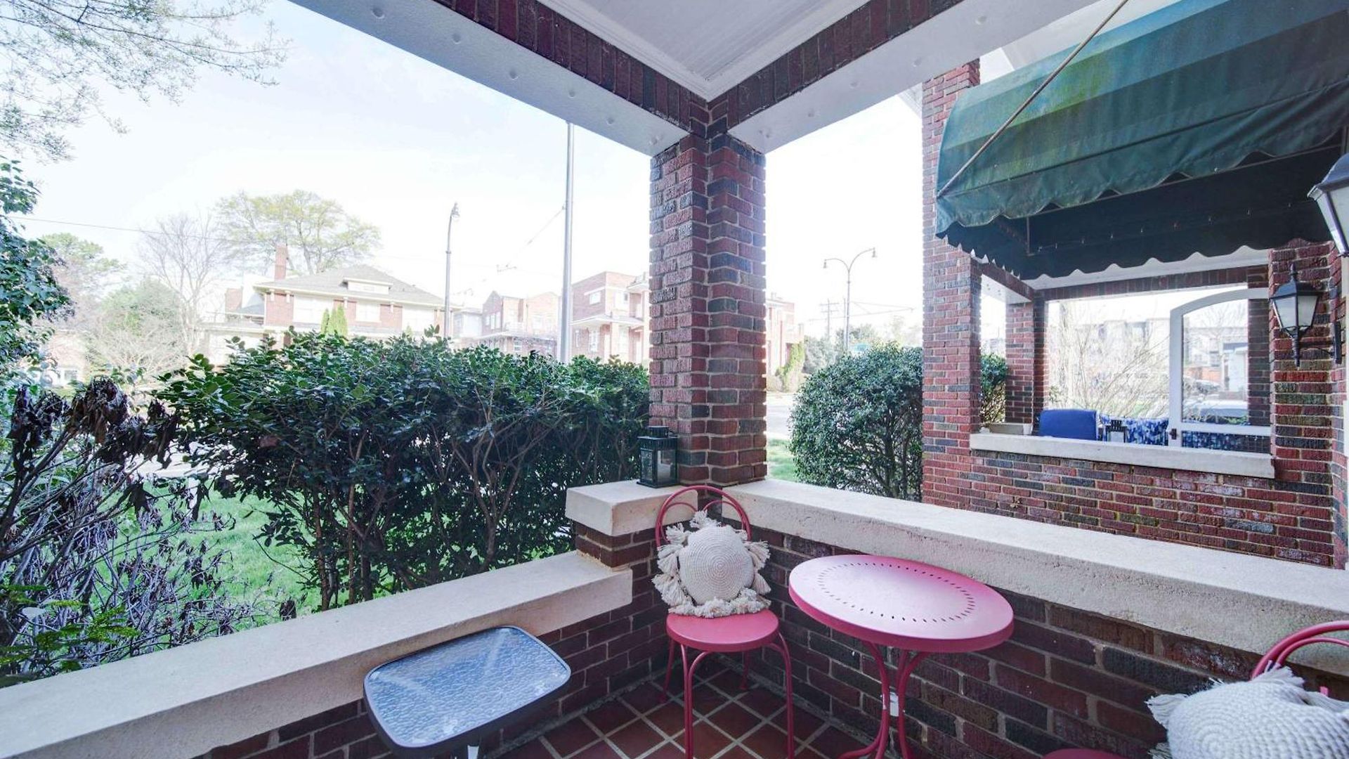 Holiday home Retro 1br In Elizabeth With Porch & Eclectic Design *