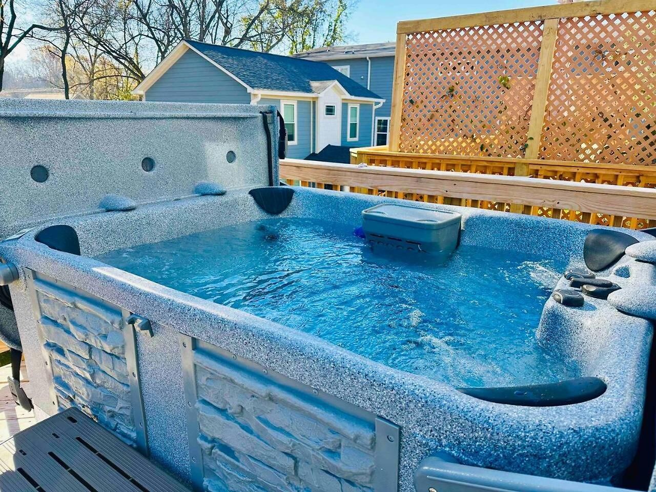 Hot Tub Game Rooftop Fire Pit Uptown Holiday home Charlotte