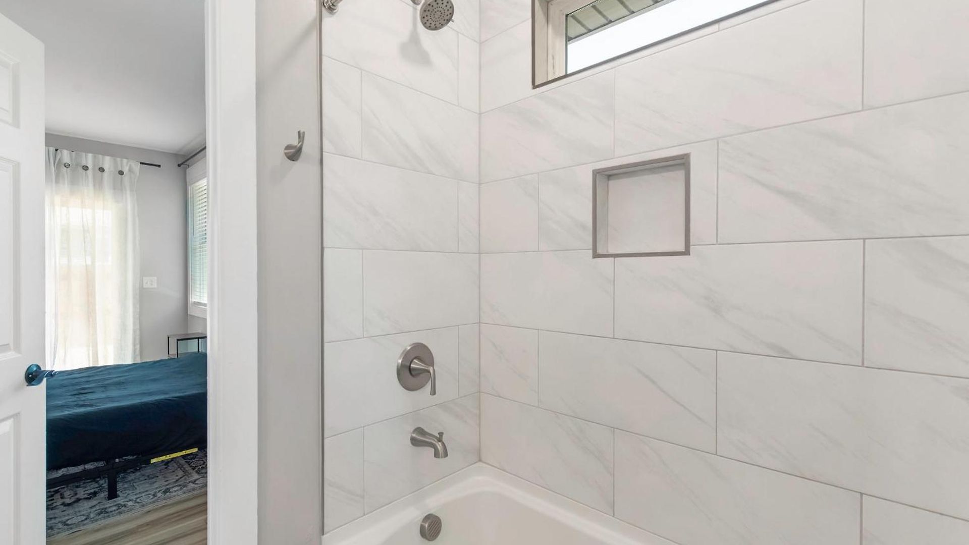 4 Bedroom With Hot Tub, Corn Hole, & Smart Tv! Minutes To Uptown, Airport, Dining And Entertainment - Holiday home