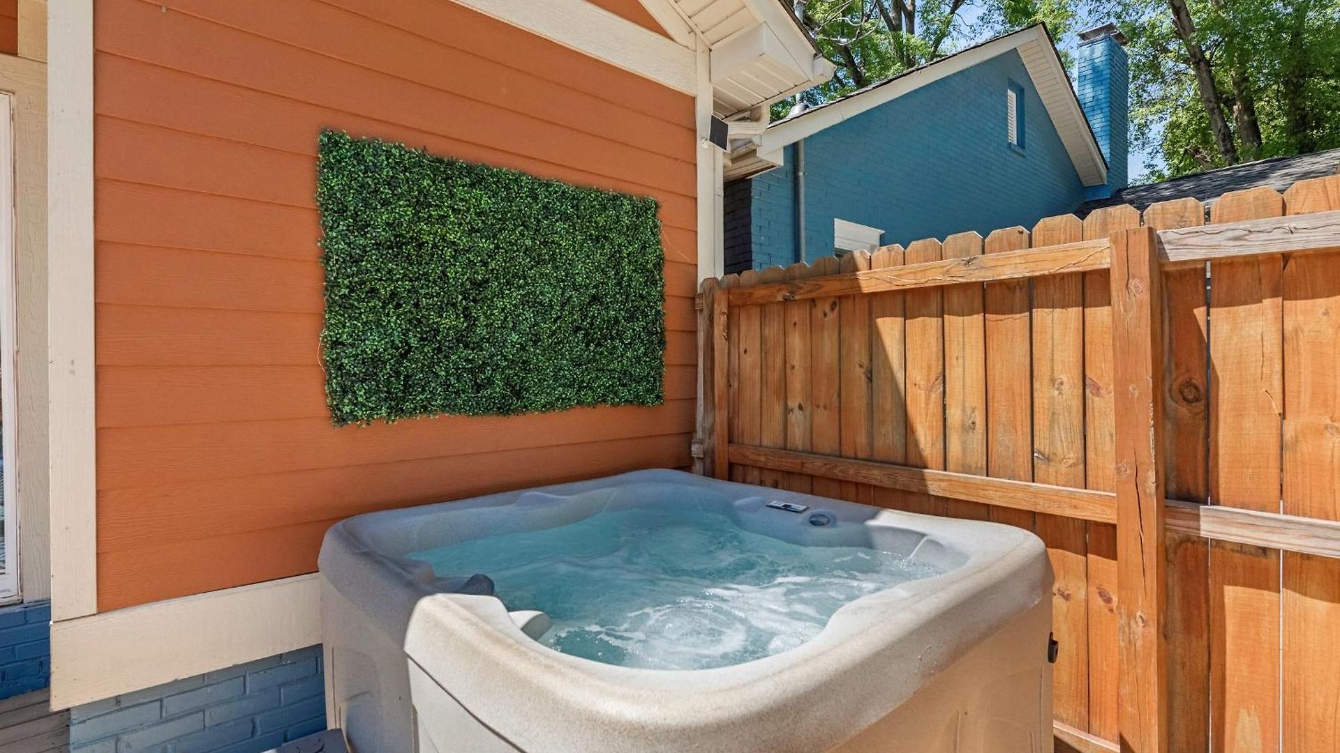 Holiday home 4 Bedroom With Hot Tub, Corn Hole, & Smart Tv! Minutes To Uptown, Airport, Dining And Entertainment - *