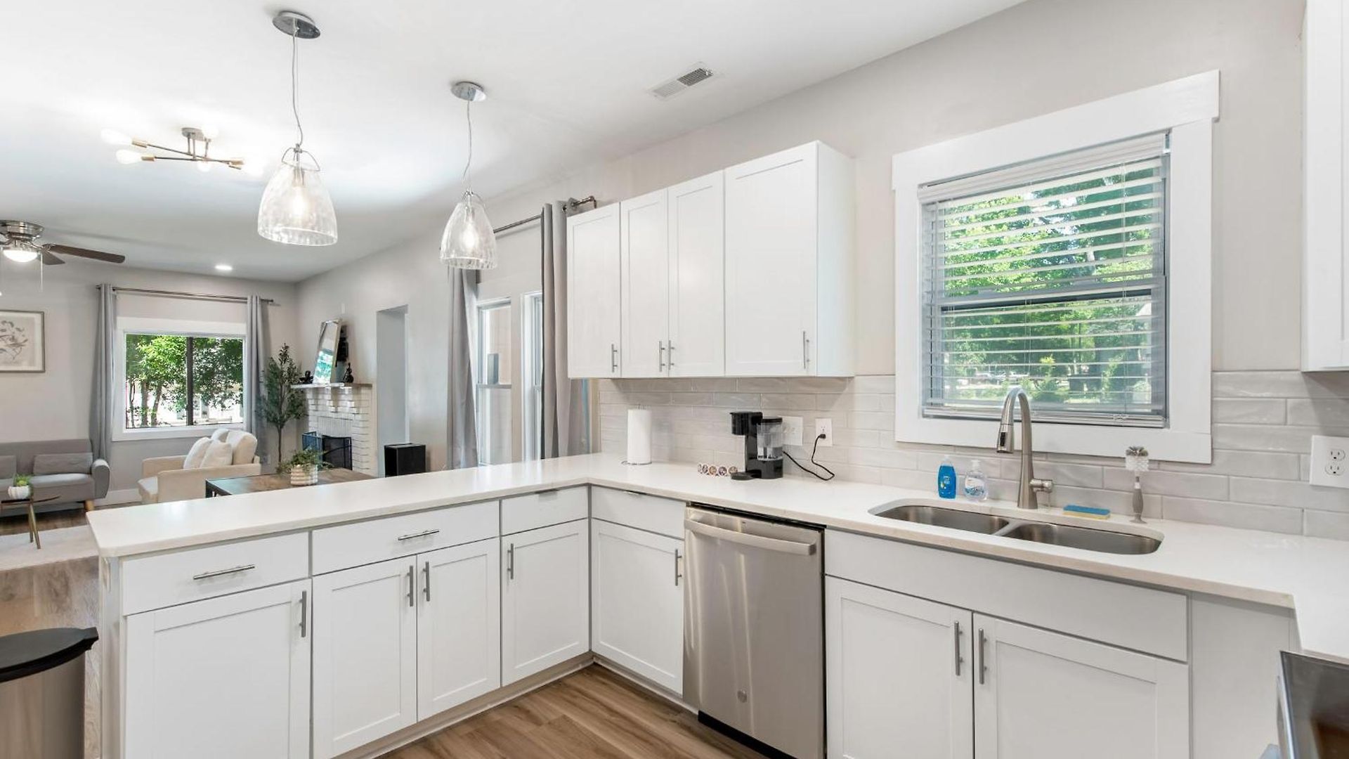4 Bedroom With Hot Tub, Corn Hole, & Smart Tv! Minutes To Uptown, Airport, Dining And Entertainment - Charlotte