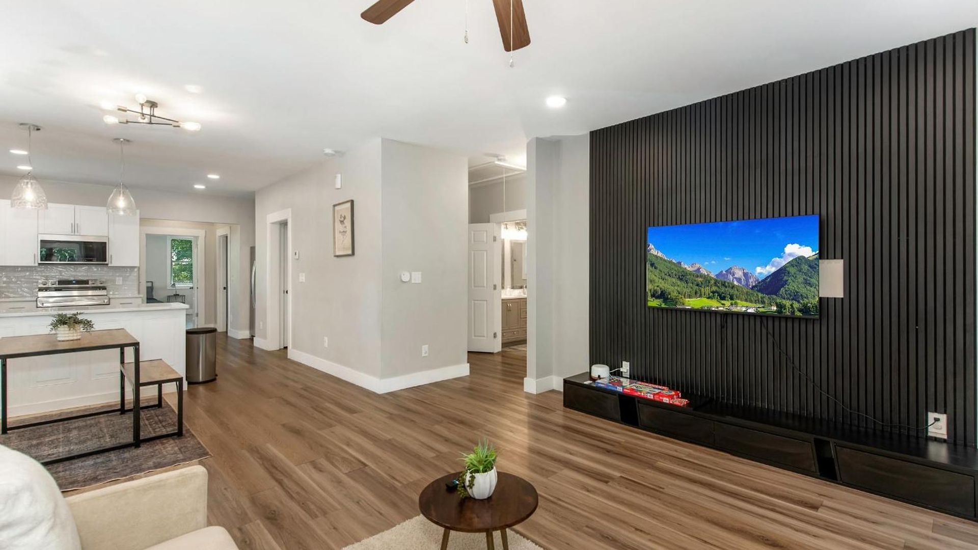 4 Bedroom With Hot Tub, Corn Hole, & Smart Tv! Minutes To Uptown, Airport, Dining And Entertainment - Holiday home