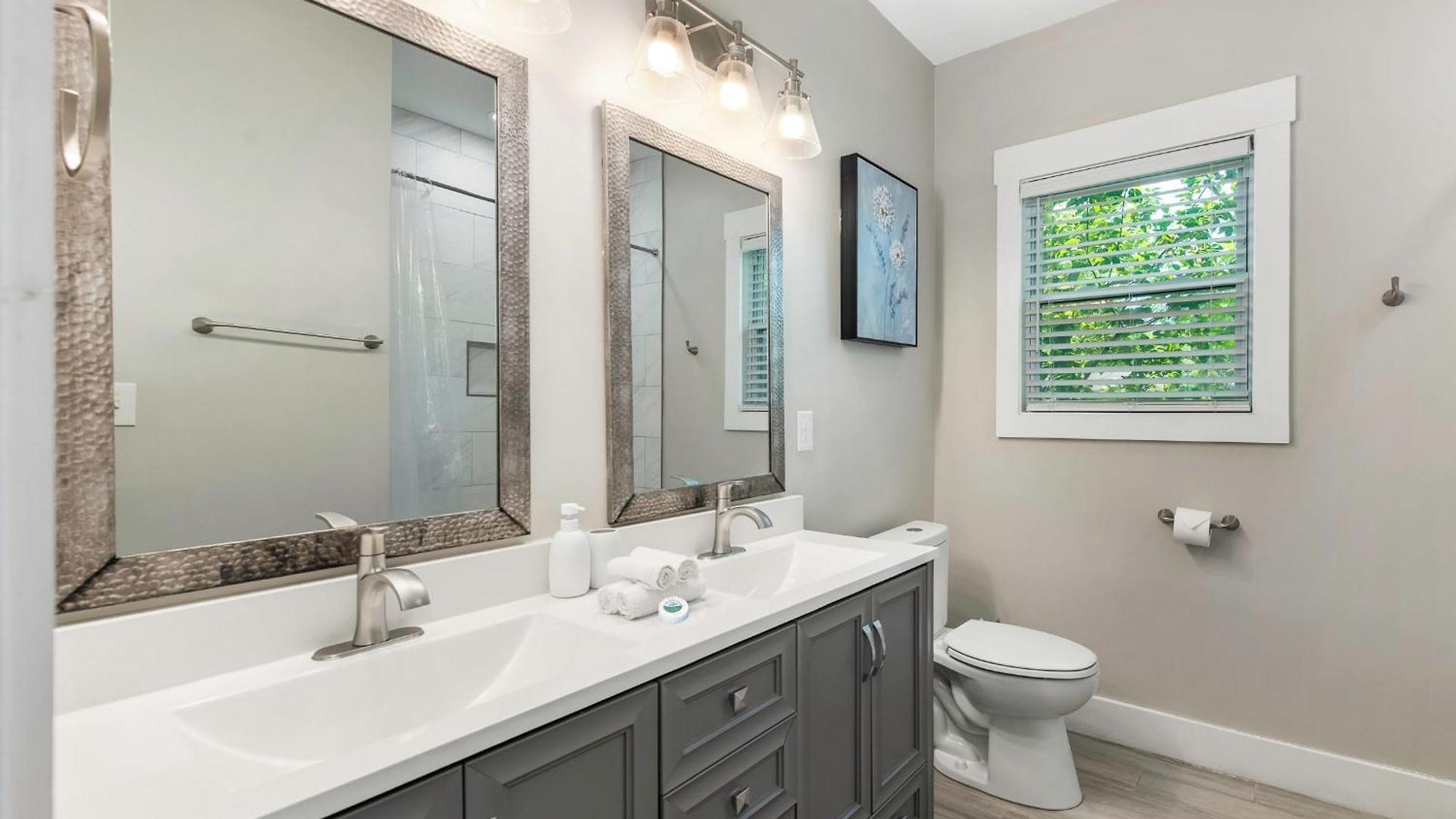 4 Bedroom With Hot Tub, Corn Hole, & Smart Tv! Minutes To Uptown, Airport, Dining And Entertainment - *