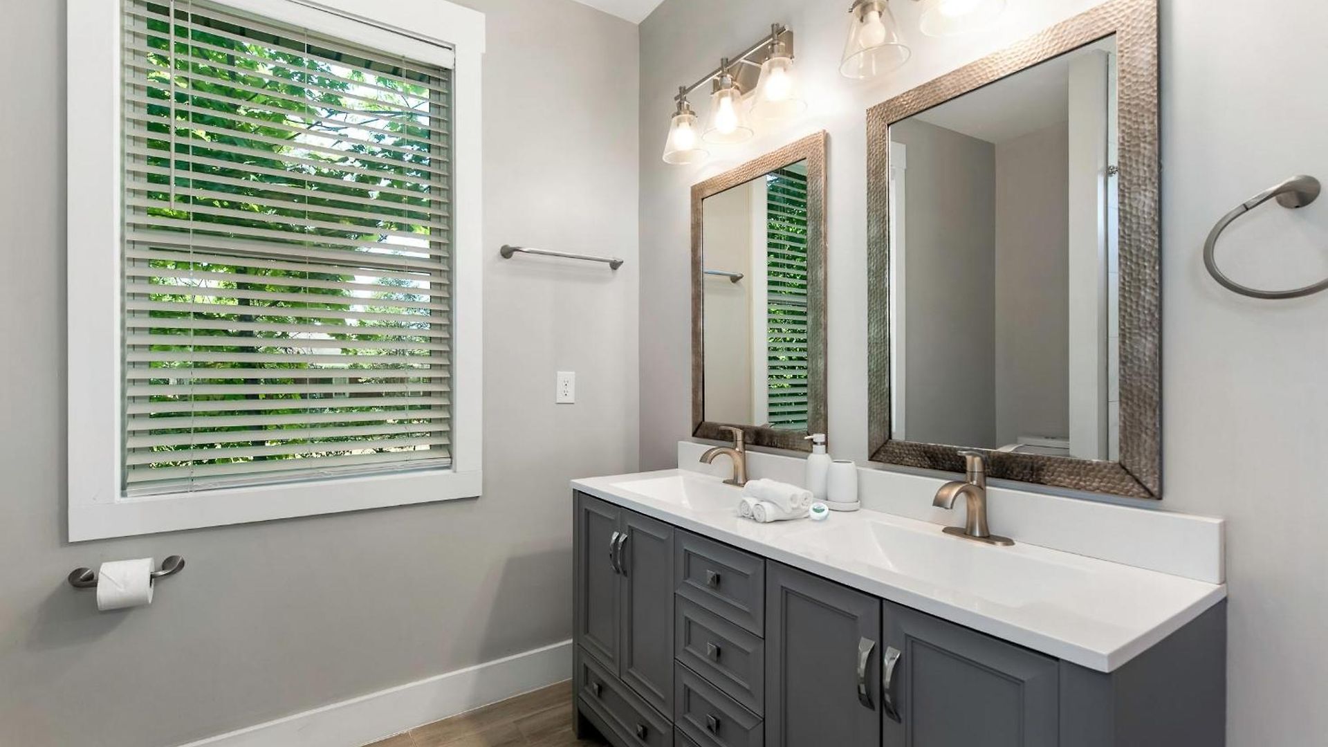 4 Bedroom With Hot Tub, Corn Hole, & Smart Tv! Minutes To Uptown, Airport, Dining And Entertainment - * Charlotte