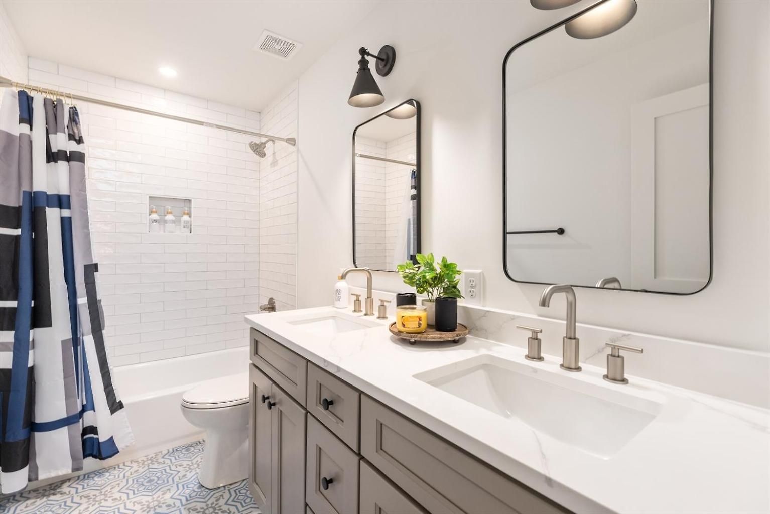 Bold Uptown Retreat - Hot Tub - 6 Beds *