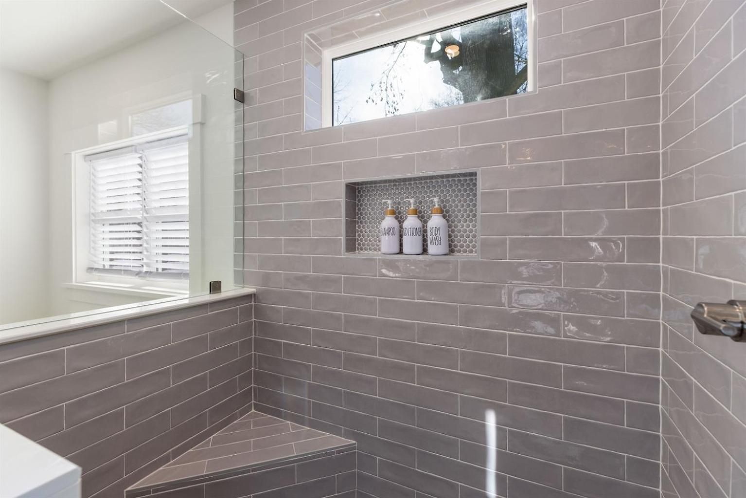 Bold Uptown Retreat - Hot Tub - 6 Beds *