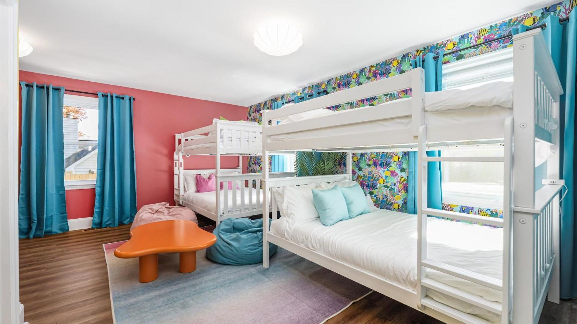 Holiday home Pool Oasis With Hot Tub, Pickleball Court And Games Near Uptown