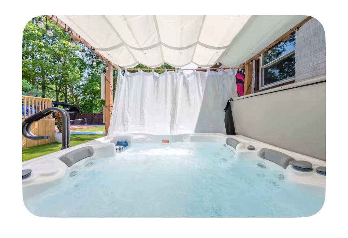 Pool Oasis With Hot Tub, Pickleball Court And Games Near Uptown