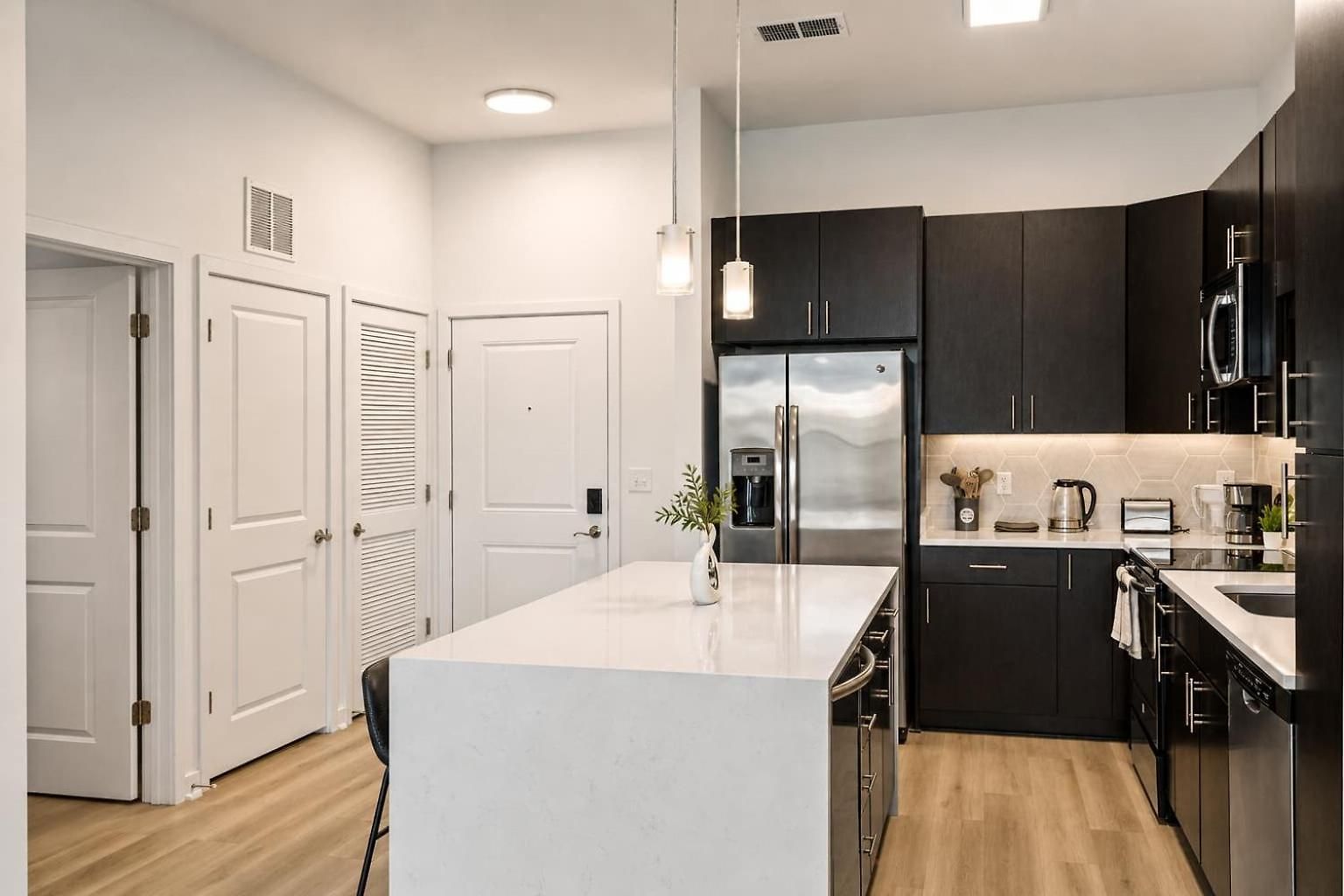 Urban Comfort 1bd Sleeps 6 Dt 5 Min Gym & Parking