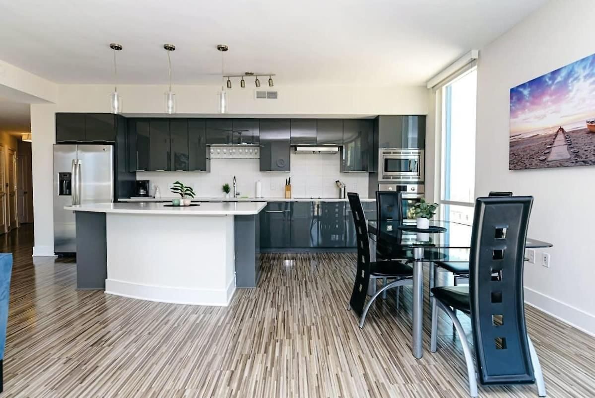 2br Uptown Furnished Apts *
