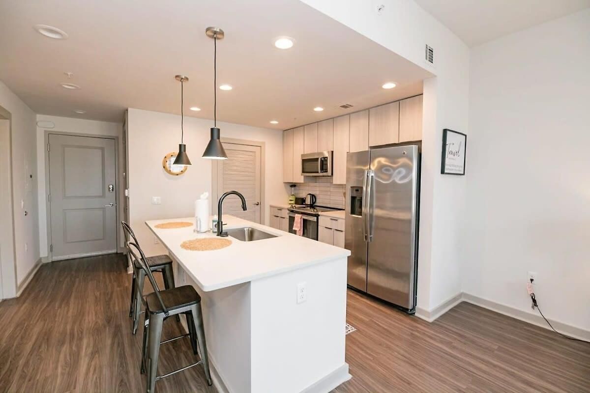 Uptown Furnished Near Boa Stadium Apts *
