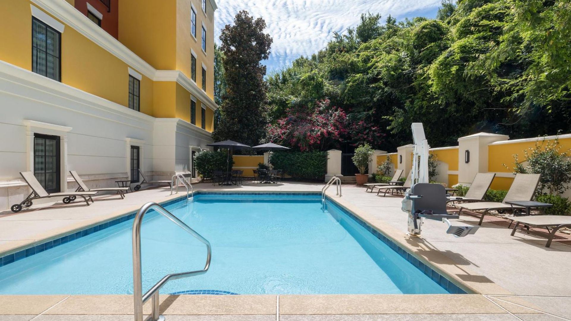 Hotel Hampton & South Park At Phillips Place 3*