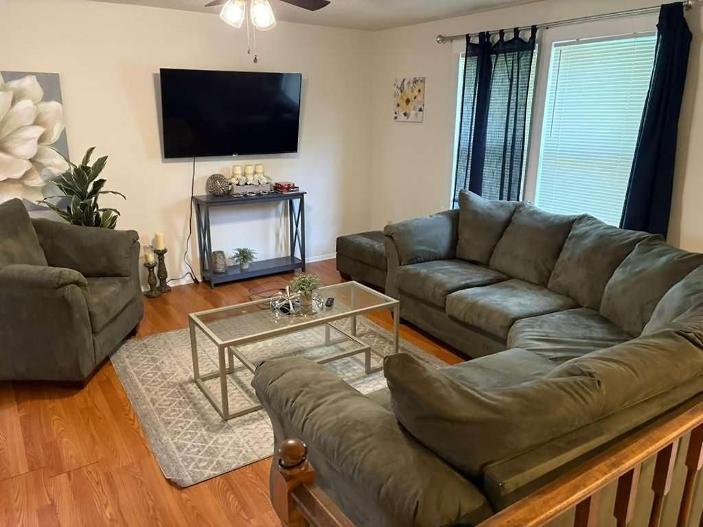 Holiday home Spacious 4br - 10 Min To Uptown - Yard - Pets Ok